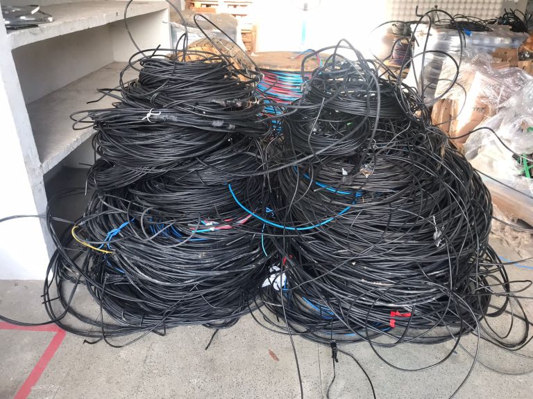 Neoenergia amplia operação e expõe impacto de redes irregulares de internet nos postes em Pernambuco