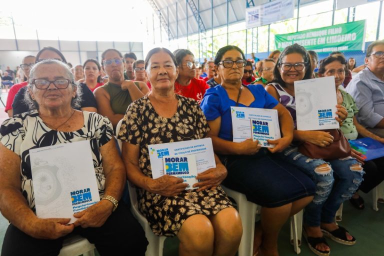 Em Vitória, Raquel Lyra entregou o reconhecimento legal dos imóveis do Loteamento Conceição