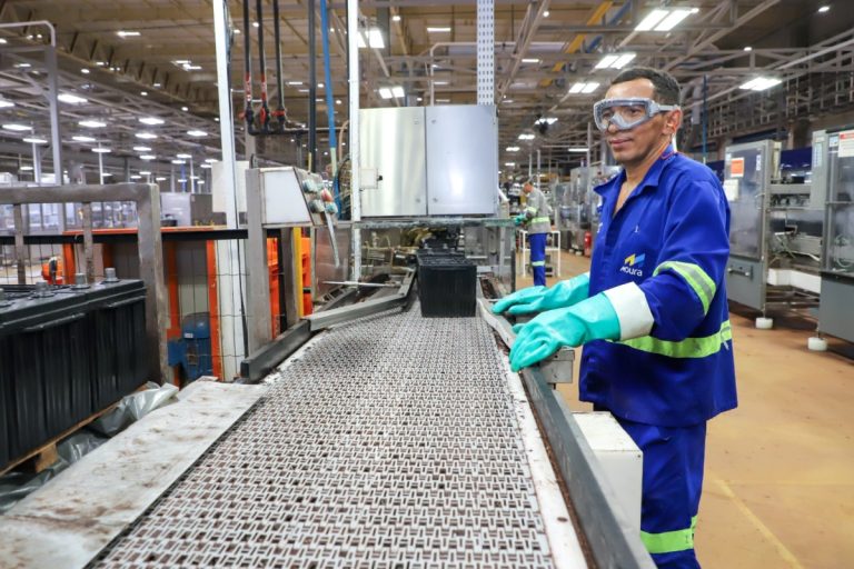 Pernambuco gerou 3,3 mil empregos com carteira em abril
