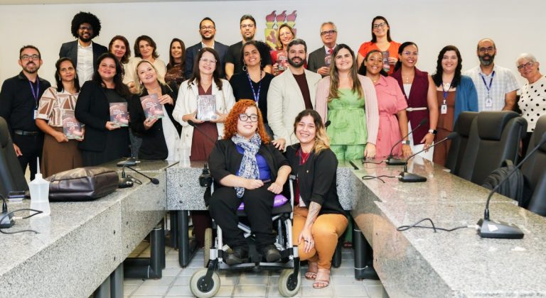 Governo de PE apresenta versão impressa de livro com projetos desenvolvidos em residência pioneira na área da 1ª infância
