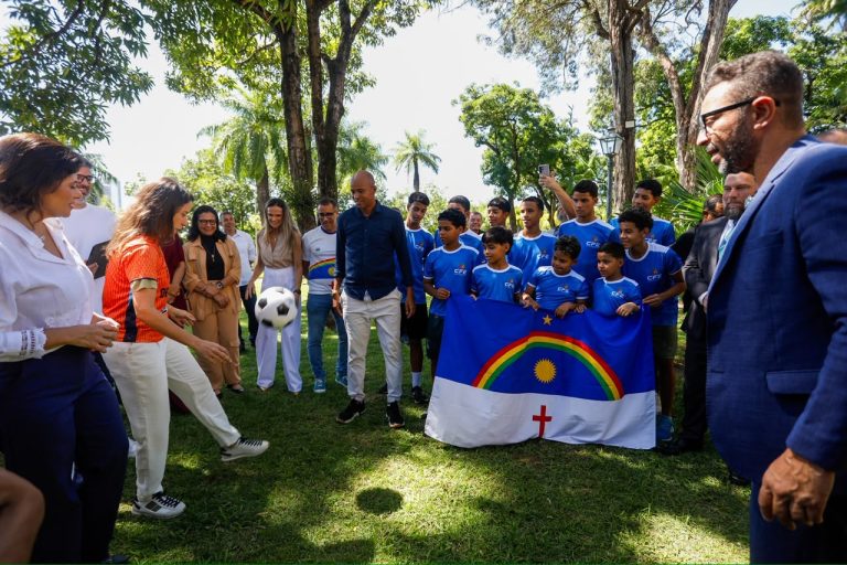Governadora vai construir 203 campos de futebol; Vitória contemplada com dois