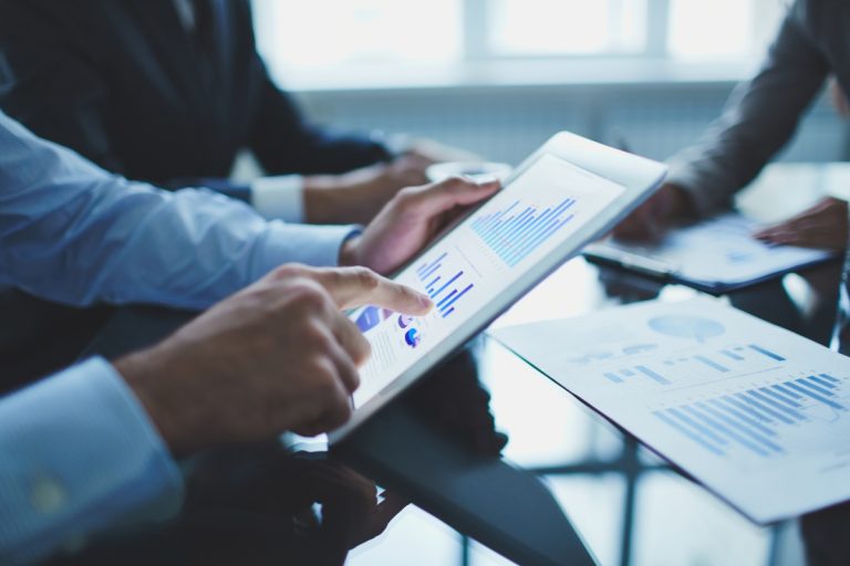 Bitcoin hoje: como separar movimentos de curto prazo da visão de longo prazo no investimento?