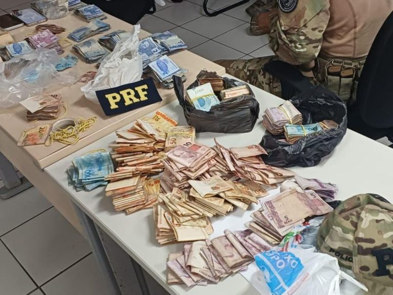 Fiscalização na BR-232 encontra mais de R$ 48 mil no interior de carro furtado