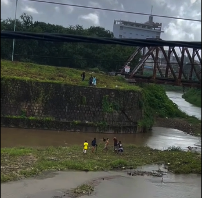 Mulher é esfaqueada durante assalto em Vitória; suspeito é agredido por populares