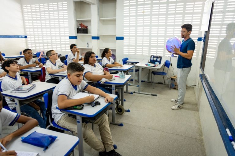 Programa Somos Futuro dispõe de 222 bolsas de estudo integrais voltadas a alunos de escolas públicas