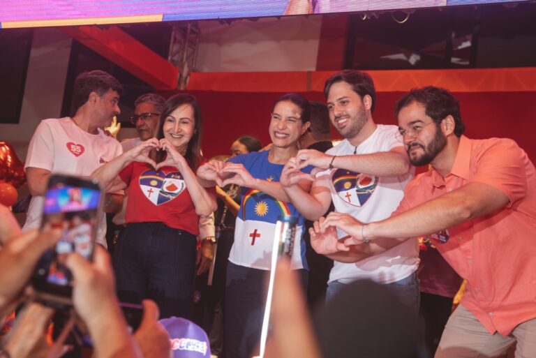 Em Vitória, Raquel Lyra prestigia lançamento de candidatura da mãe de Aglailson Victor