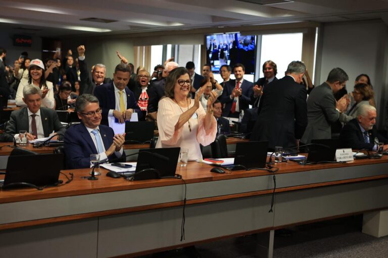 CCJ aprova o fim da escala 6 por 1 e a senadora Teresa Leitão destaca conquista histórica para os trabalhadores