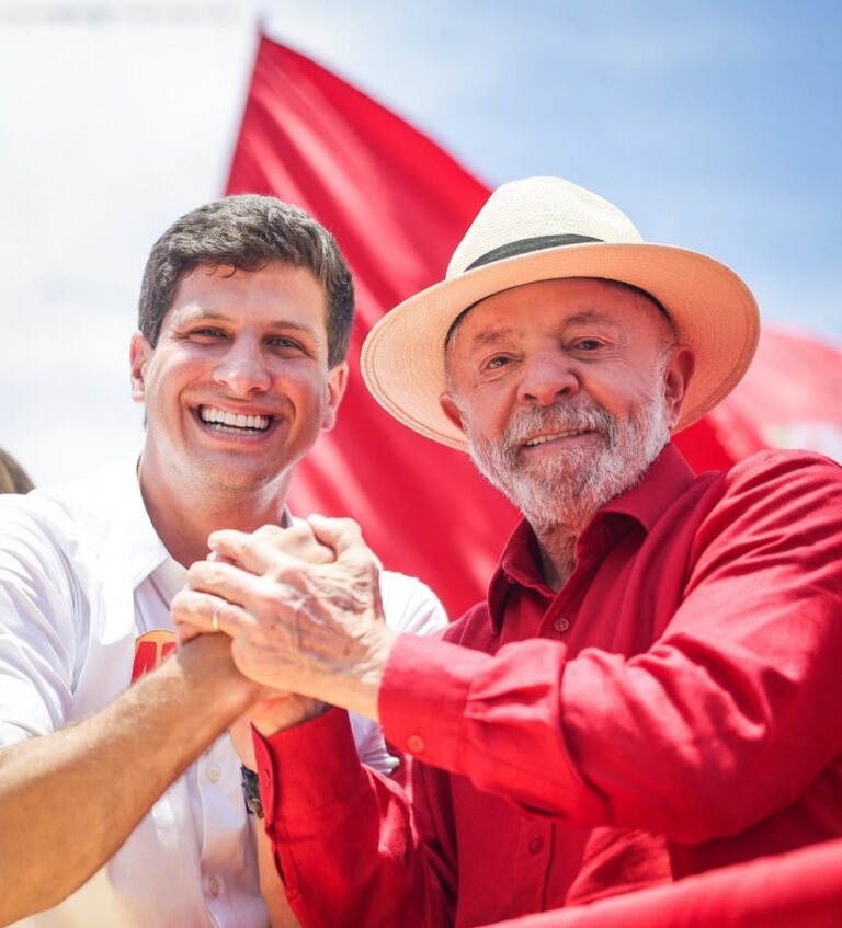 João Campos presenteia Lula com um pequeno pau-de-arara
