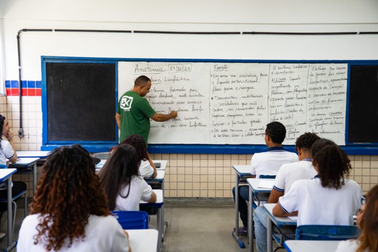 Dia do Professor: Confira mais de 400 vagas em todo o País