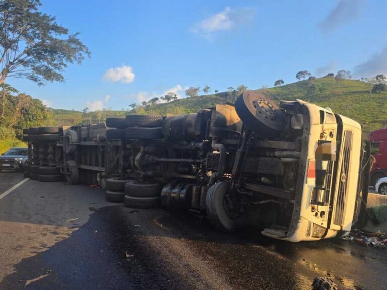 Carreta carregada de MDF tombou na BR-232 e chegou a interditar os dois sentidos